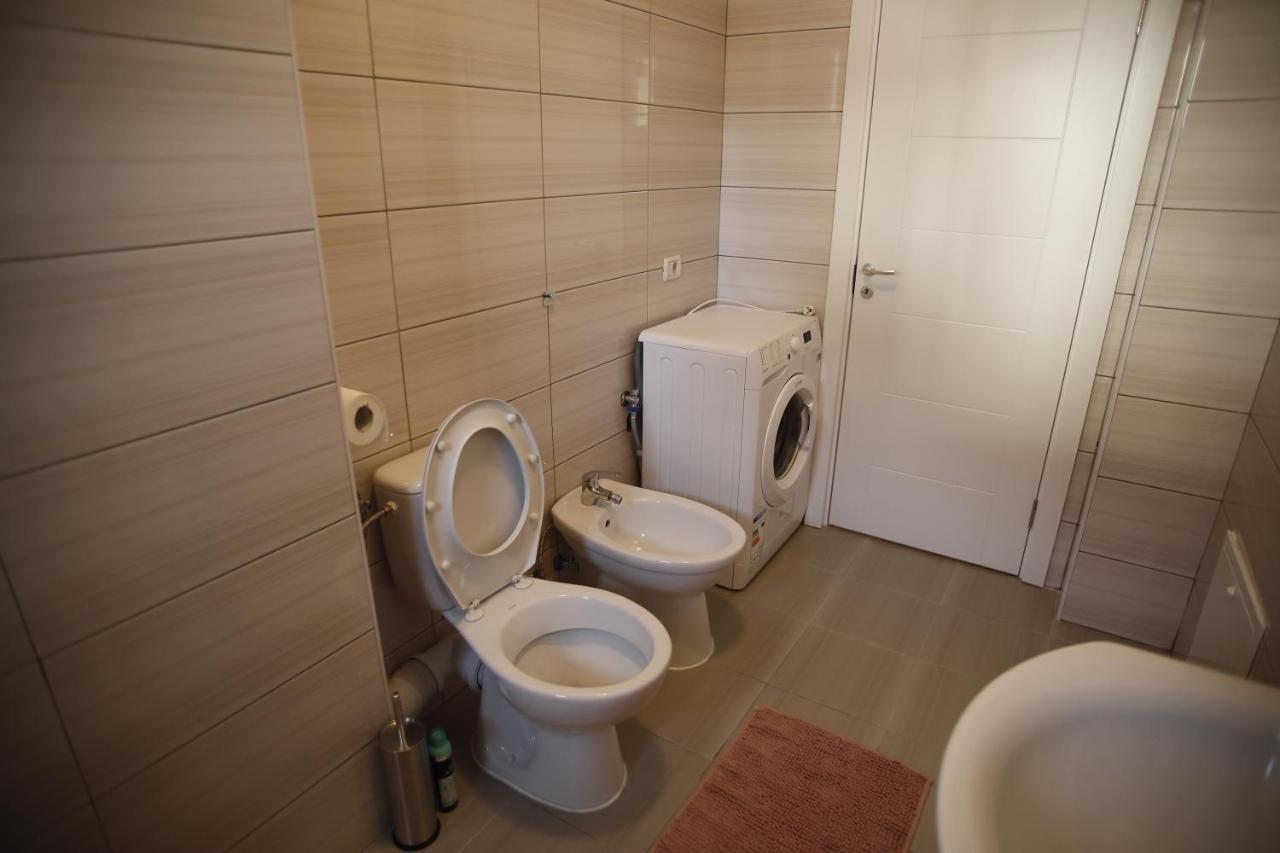 Lar Apartment Focşani المظهر الخارجي الصورة